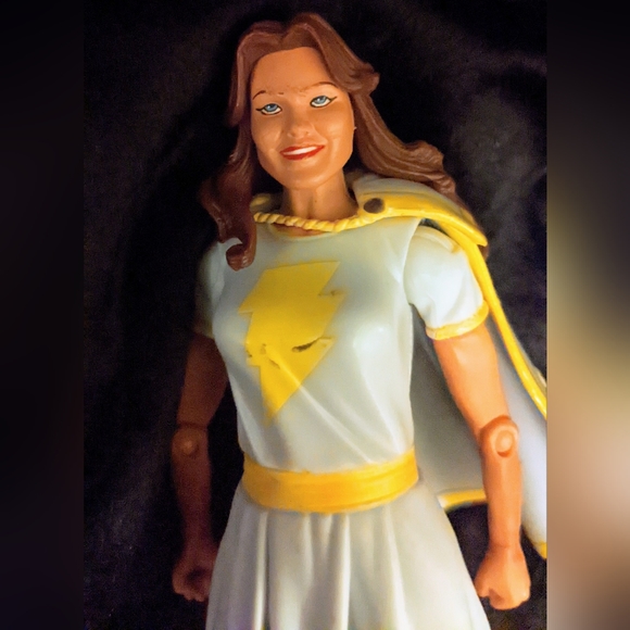 Mary Marvel DC Action Figure - Picture 2 of 6